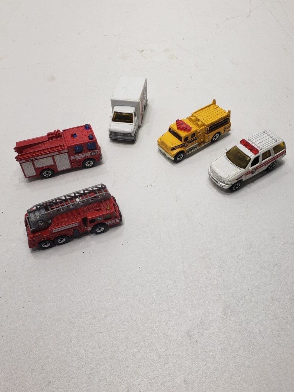 Lot of 5 Matchbox Emergency Vehicle Lot Fire Truck Ambulance Diecast Cars